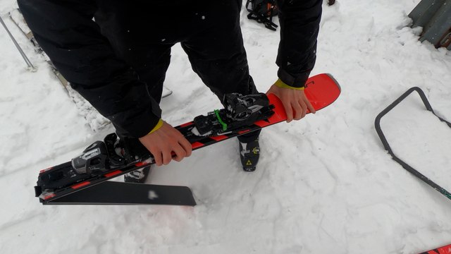 On a testé les tout premiers skis alpins pliables, très chers mais révolutionnaires
