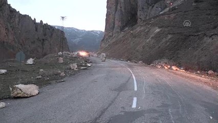 Depremde kaya parçası düşmesi nedeniyle kapatılan Hınıs-Köprüköy kara yolu ulaşıma açıldı