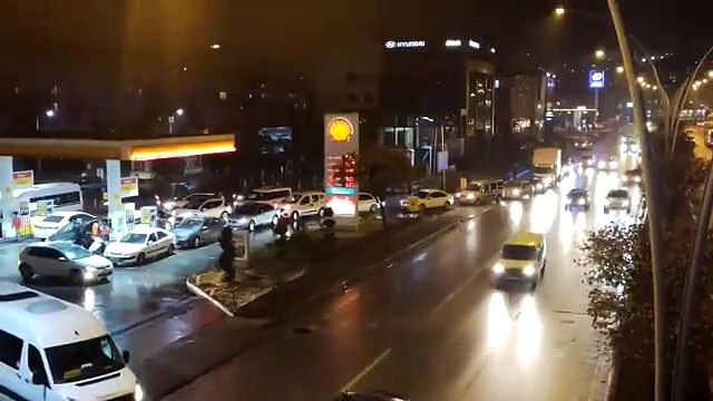 Akaryakıt fiyatlarına zam geldi, Ankara'da benzin istasyonlarında kuyruklar oluştu