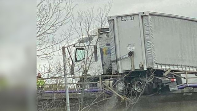 Lorry crash creates delays on the M25 near Dartford