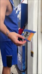 Il découvre un faux lecteur de CB sur une pompe à essence