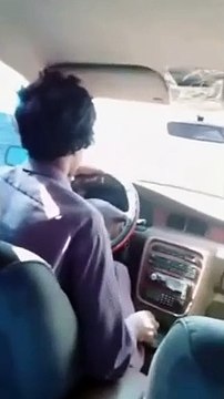 Hey regarde je conduis sans les pieds... raté