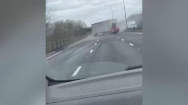 Dashcam footage shows moment lorry jackknifes on M25 near Dartford