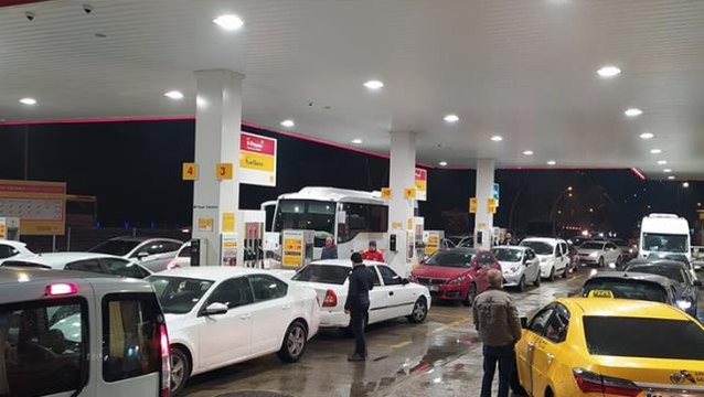Benzin, motorin ve oto gaza büyük zam geldi! Akaryakıt istasyonlarında kuyruk oluştu