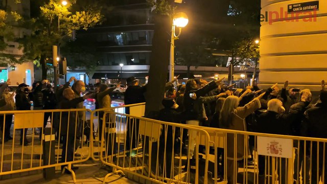 Manifestantes cantan el Cara al Sol en un acto falangista en Madrid