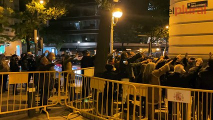 Manifestantes cantan el "Cara al Sol" en un acto falangista en Madrid