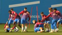 El Barça se divierte en su último entrenamiento antes del partido contra el Espanyol