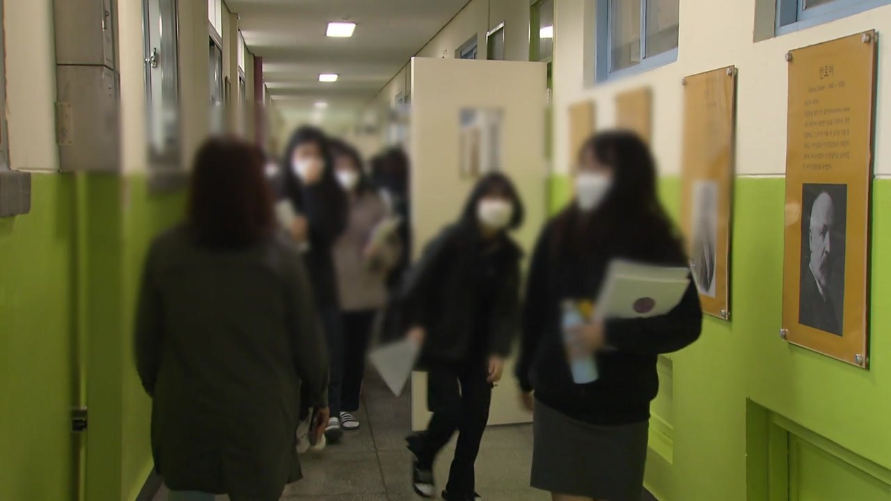 다음 주부터 수도권 학교도 전면 등교...확진자 급증에 불안불안 / YTN