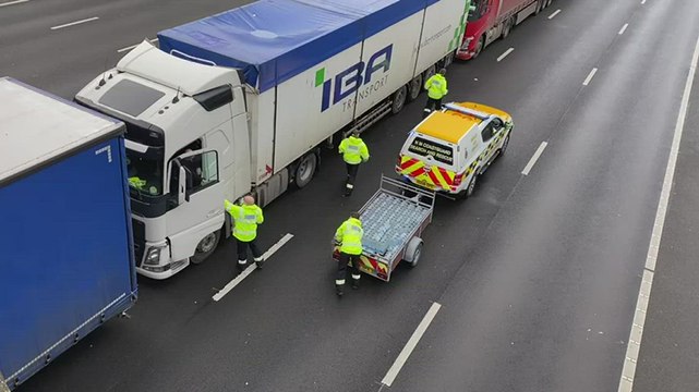 Coastguard hands out bottled water to lorry drivers stuck on M20
