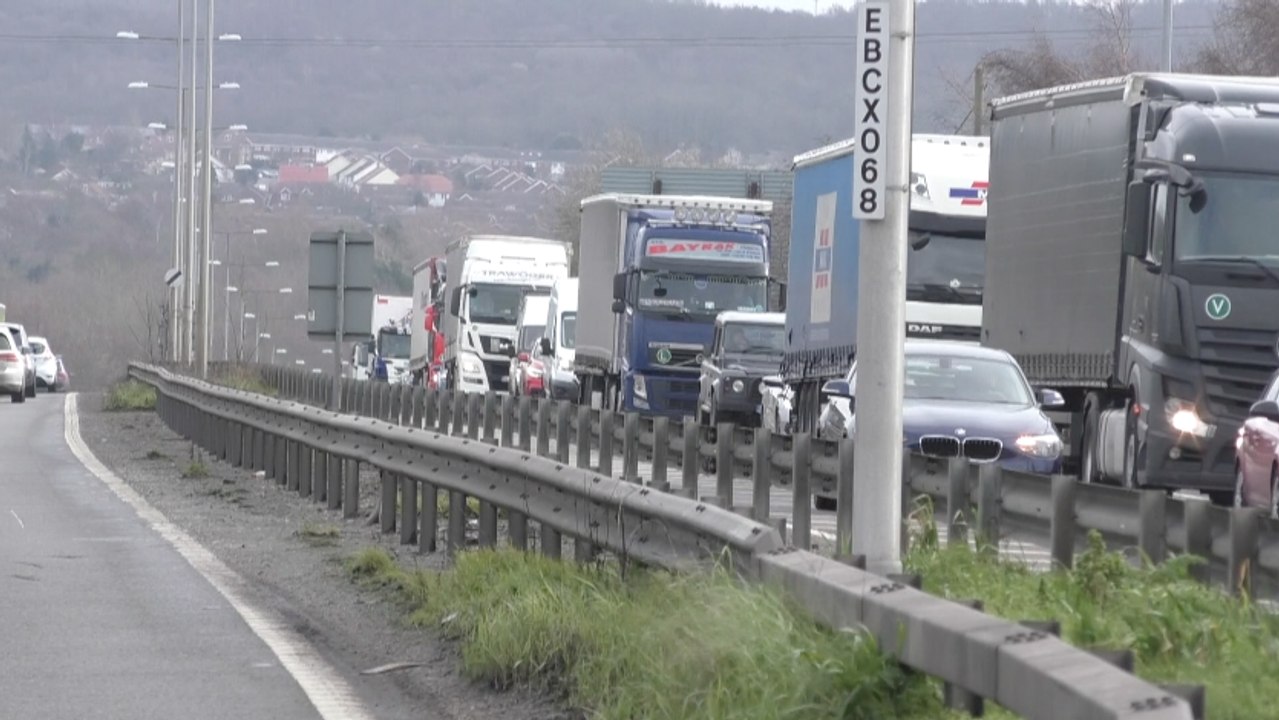 Ministers warn of 7,000 long queues on Kent's roads once Brexit transition period ends