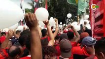 Nação 'abraça' time do Flamengo do Ninho do Urubu até o Galeão