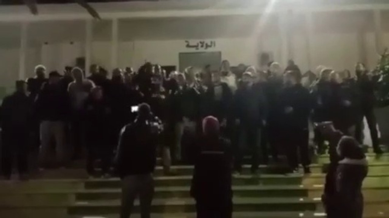 القصرين الليلة: غضب وصدمة وتمرد . اعتصام داخل مقر الولاية واصحاب الشهائد يرفعون شعارات رافضة لاسقاط قانون 38