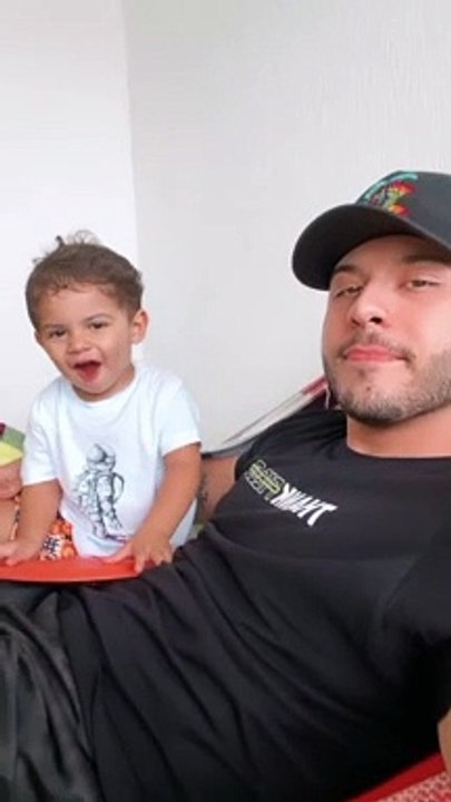 Filho de Marília Mendonça encanta fãs ao colo do pai