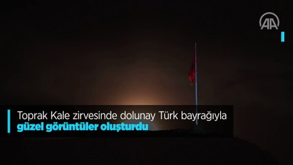 Toprak Kale zirvesinde dolunay Türk bayrağıyla güzel görüntüler oluşturdu