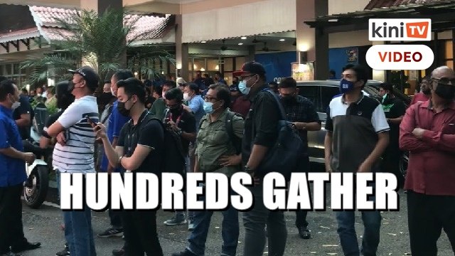 BN leaders, supporters gather at command centre in Ayer Keroh