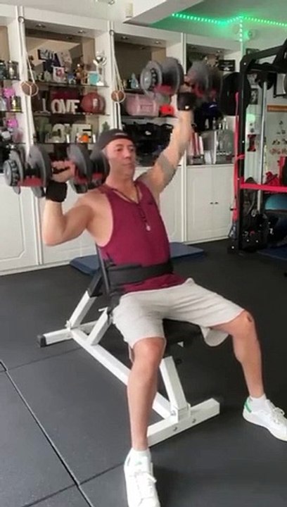 —Gear from @bodyengineers—Happy Monday ! —Salut la famille, j’espère que vous allez bien et que vous avez passé un bon week-end ? Voici mon entraînement Épaules de ce lundi après midi.️‍♂️—SAVE This Shoulder Day1. Alternating Shoulder Press- 4