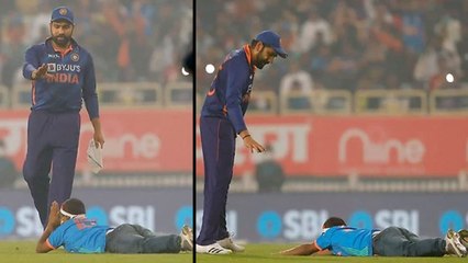 IND Vs NZ : Rohit కు చేతులు జోడించి సాష్టాంగ నమస్కారం చేసిన అభిమాని! || Oneindia Telugu