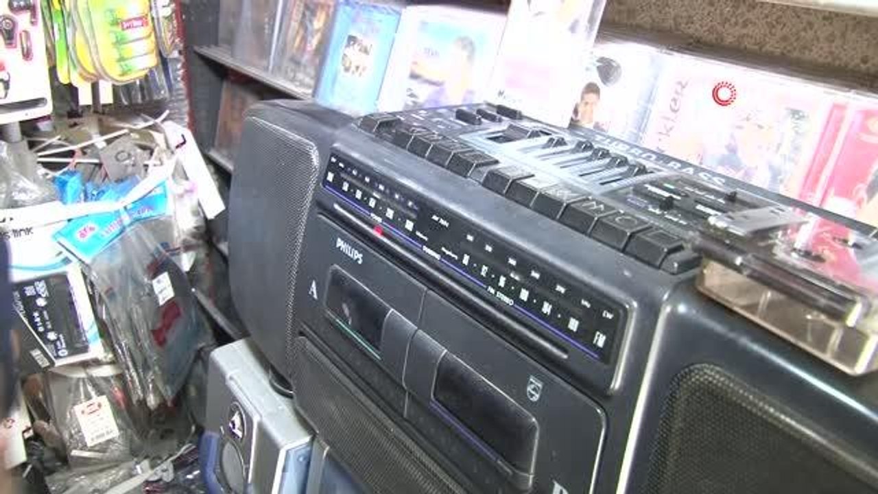 20 metrekarelik kasetçi dükkanı zamana ve teknolojiye karşı ayakta duruyor