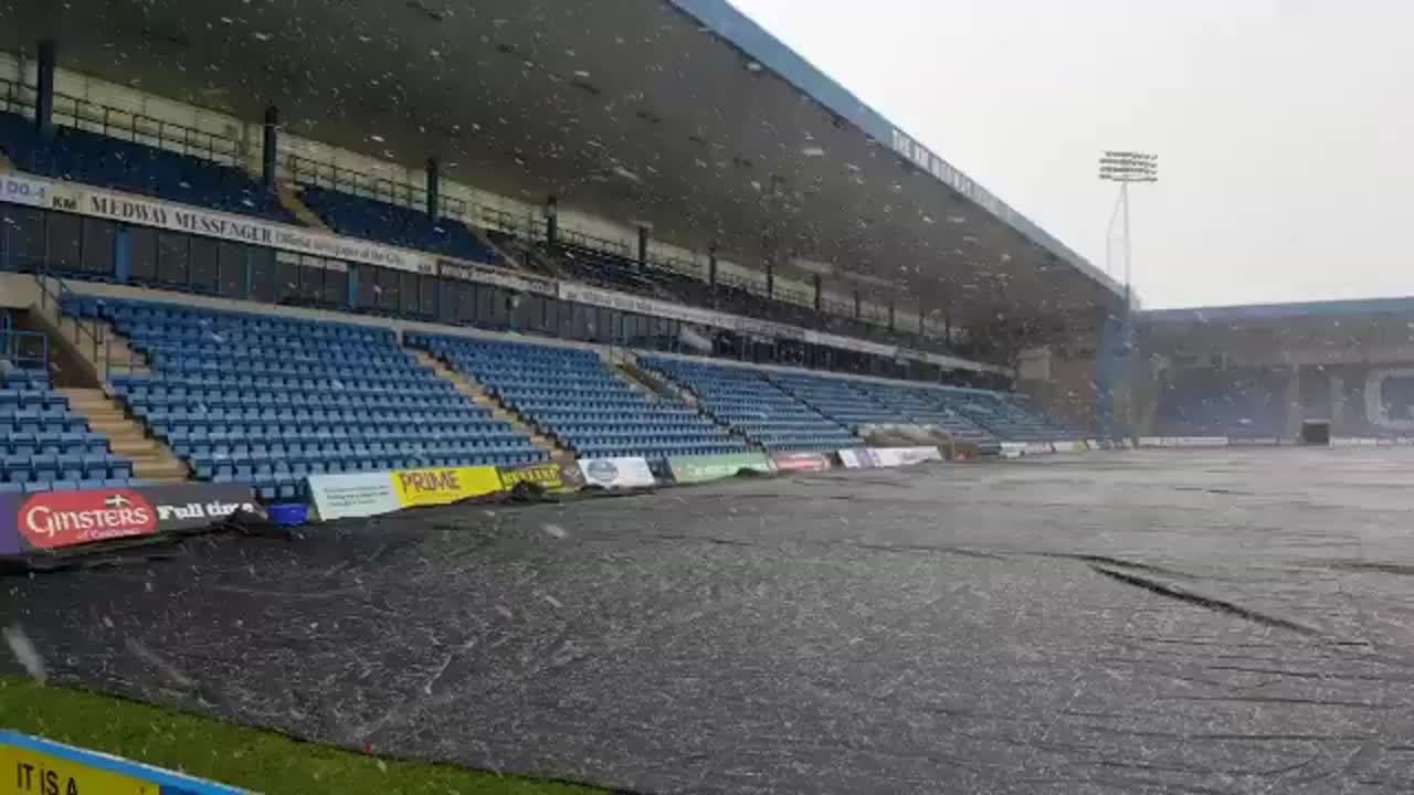 Snow falls at Priestfield