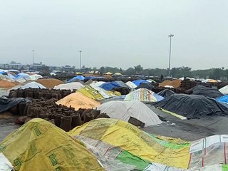 टीनशेड के नीचे व्यापारियों की बोरियां, खुले में किसान की भीगती रही जिंसे। देखे वीडियो