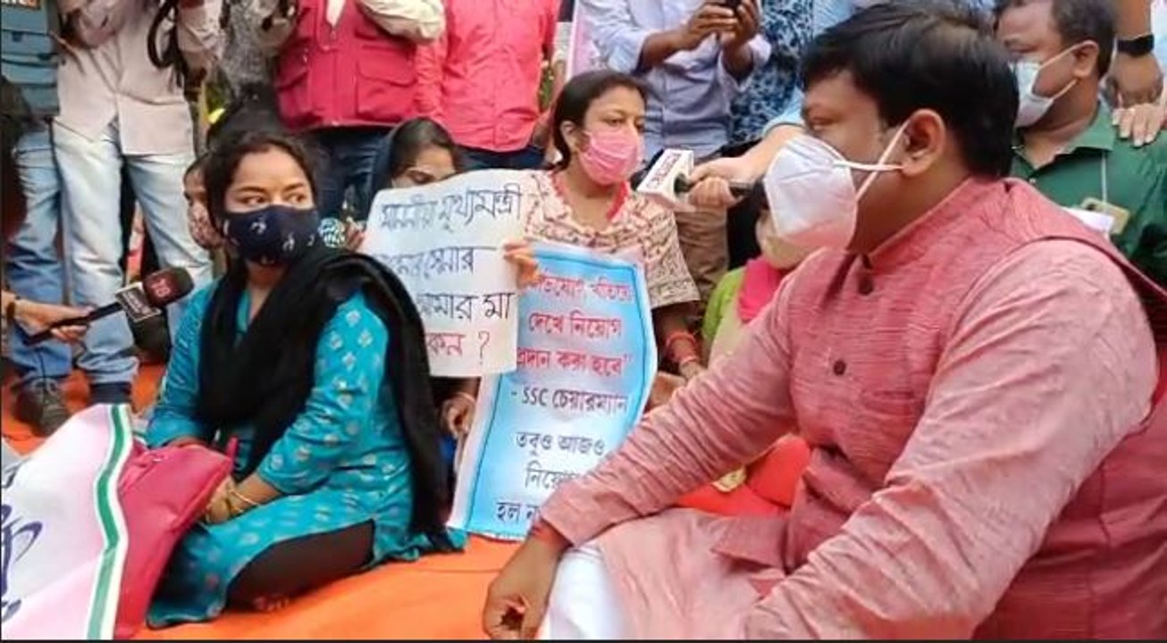 গান্ধী মূর্তির পাদদেশে 34দিন ধরে এসএসসি পাস করা শিক্ষক দের বিক্ষোভে সামিল সুকান্ত মজুমদার