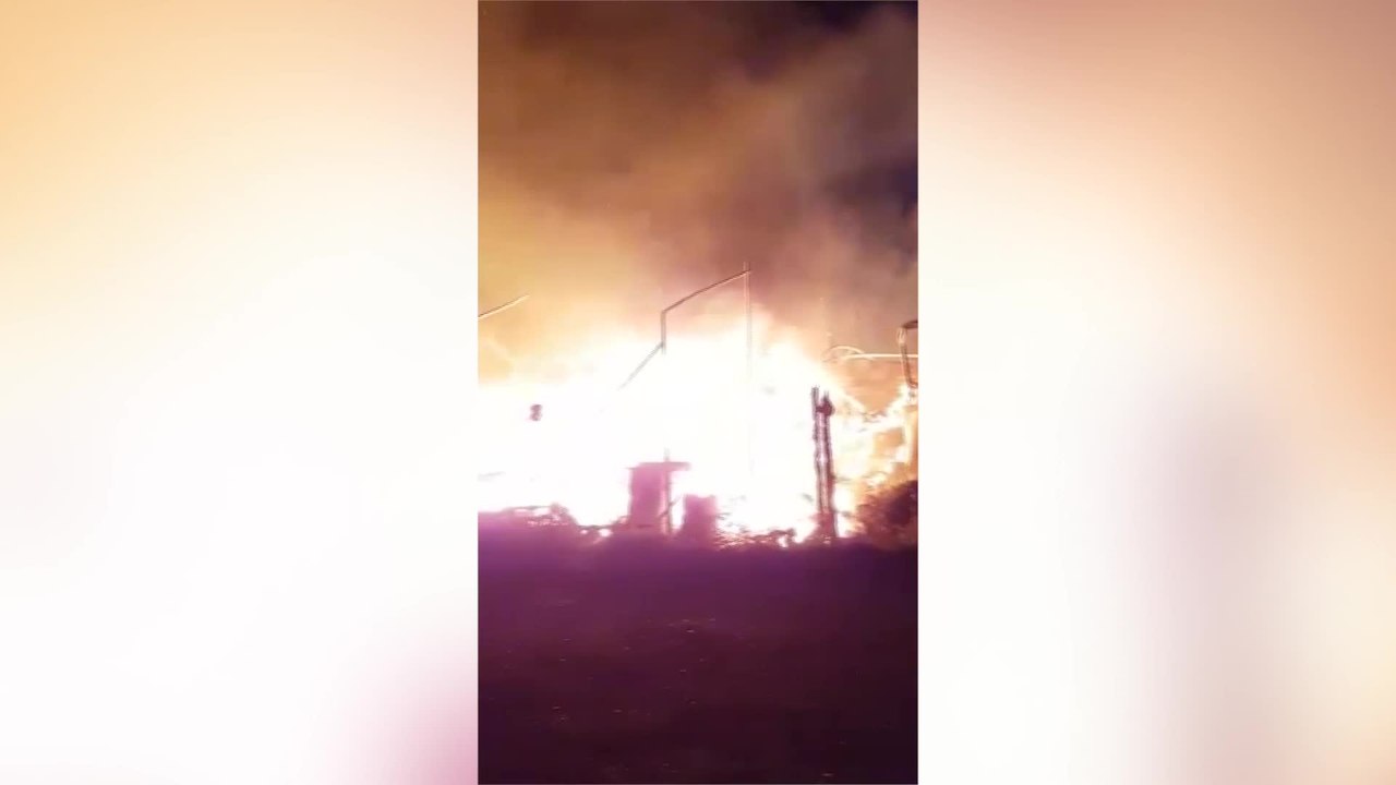 Fire destroys eight boats and several buildings