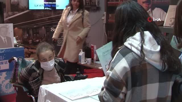 Bedensel engeli hayallerine engel olamadı... Burnuyla yazdığı kitabını okurları için imzaladı