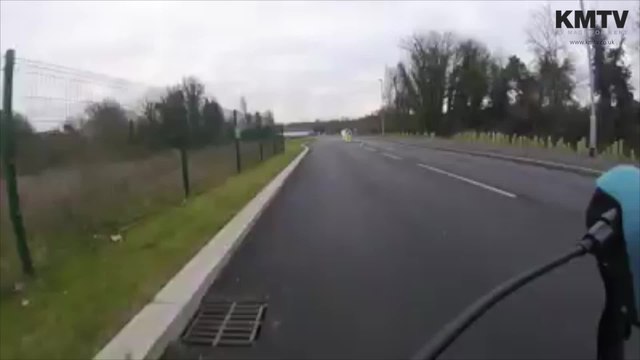 Dashcam captures 4x4 overtaking around barrier