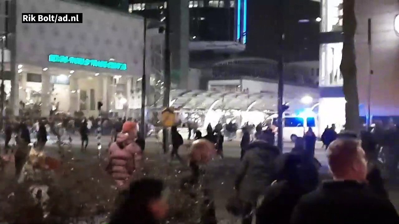 Pays-Bas: une manifestation contres les restrictions sanitaires vire à l'émeute