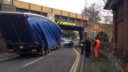 A lorry gets stuck in Strood!