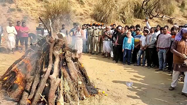 बीएसएफ जवान की सैनिक सम्मान से हुई अंत्येष्टि, 15 साल के बेटे ने दी मुखाग्नि