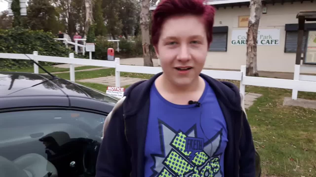 Robbie Williams comes to help fan who crashed car