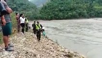 Vehículo con tres ocupantes cae a un rio de los Yungas de La Paz, una niña de 4 años está desaparecida