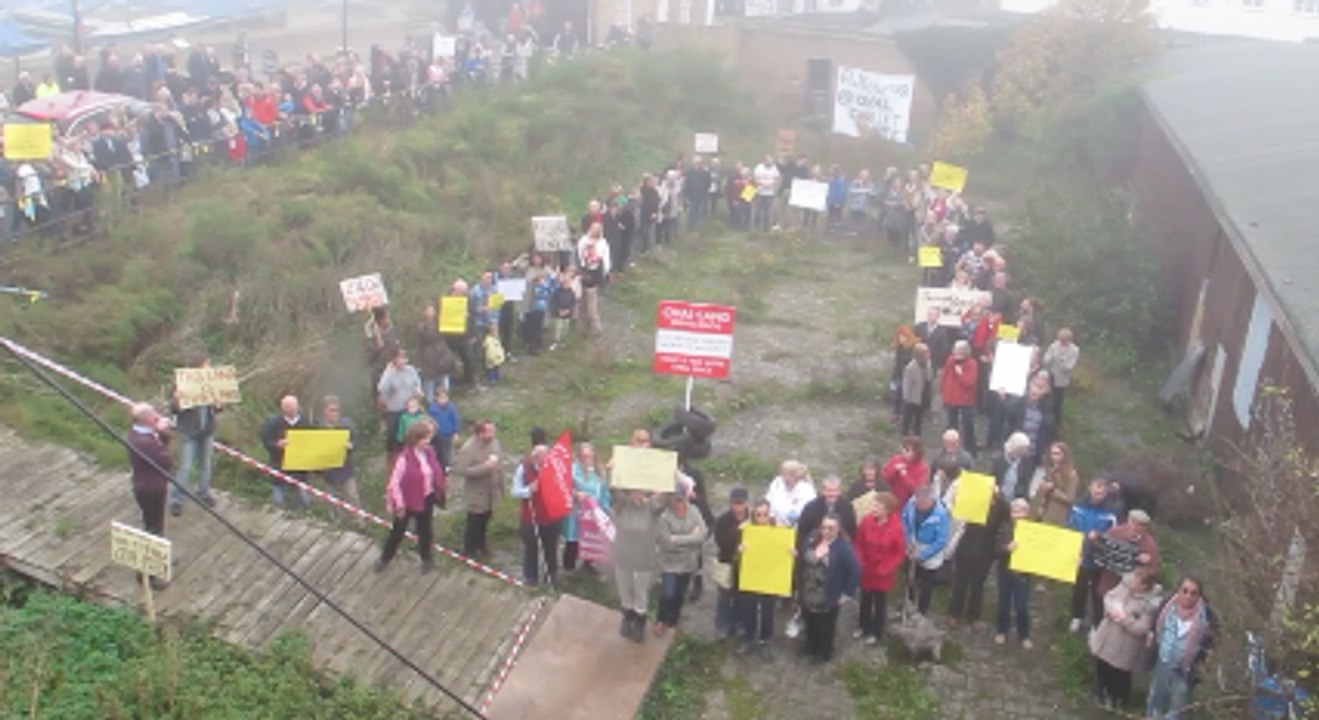 Hundreds protest for beach front land