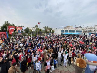 Mersin'de ilk kez düzenlenen "Akdeniz Çocuk Festivali" başladı