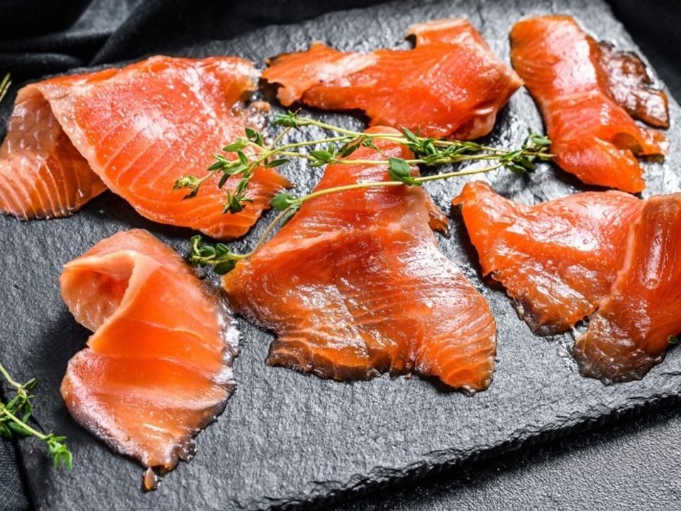 Räucherlachse im Test: Manche Produkte enthalten Würmer