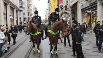 İstanbul Emniyet Müdürlüğü ekiplerinden kadınlara çiçek sürprizi