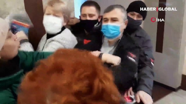 Rusya'da kısıtlamalara karşı çıkıp yerel meclisi basmaya çalıştılar