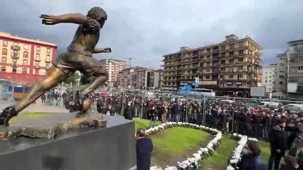 Maradona, che emozione la statua all'ingresso dello stadio: "La gioia raddoppia"