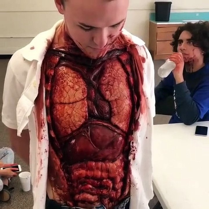 Biri sınıfa böyle gelse nasıl olurdu?