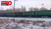 Rusya'da yük treni altına aldığı aracı metrelerce sürükledi