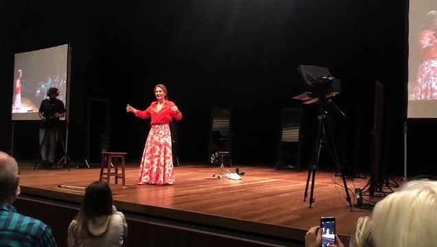 Após lesão nas pernas, Maitê Proença se apresenta de muletas em BH