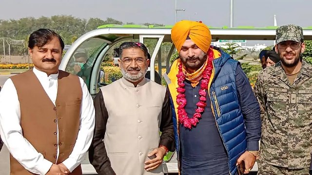 Navjot Singh Sidhu visits Kartarpur, shows 'Pak' love