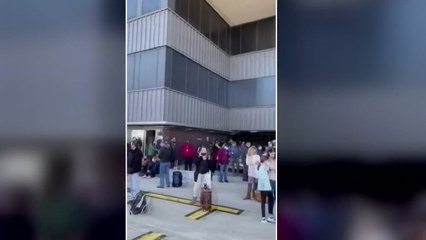 美 공항서 총기 오발 사고...승객 대피·이륙금지 소동 / YTN