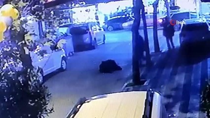 Aracın bagaj kısmı açılınca tekstil ürünleri yola böyle döküldü