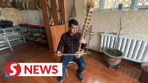 A folk musician introduces Uyghur musical instruments