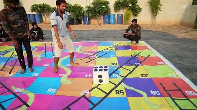 सांप सीडी गेम - Loser Will Eat Jolo Chips - Snakes And Ladders Challenge