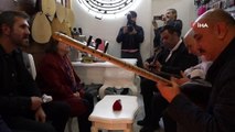 Gaziantep Büyükşehir Belediye Başkanı Fatma Şahin müzisyenlerle bir araya gelerek türkü söyledi