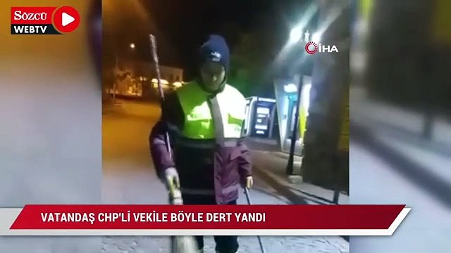Hem çevreyi temizliyor hem de sokak kedisine süpürgesi ile masaj yapıyor