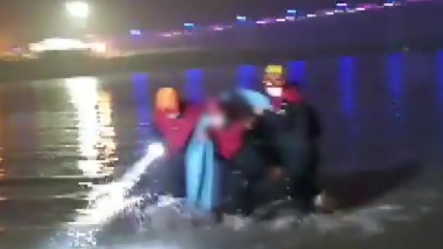 남자친구와 싸우고 홧김에 ...바다에 빠진 여성 구조 / YTN